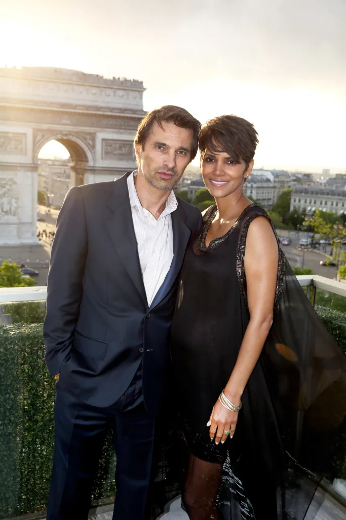 Halle Berry and Olivier Martinez posing together with the Arc de Triomphe in the background.