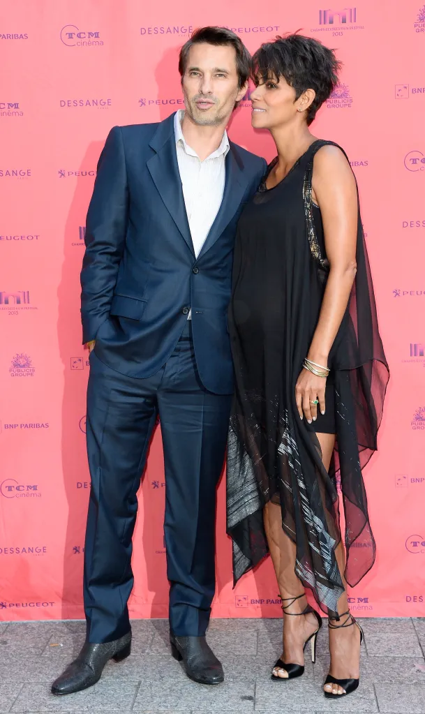 Halle Berry, in a black sleeveless dress, and Olivier Martinez, in a blue suit.