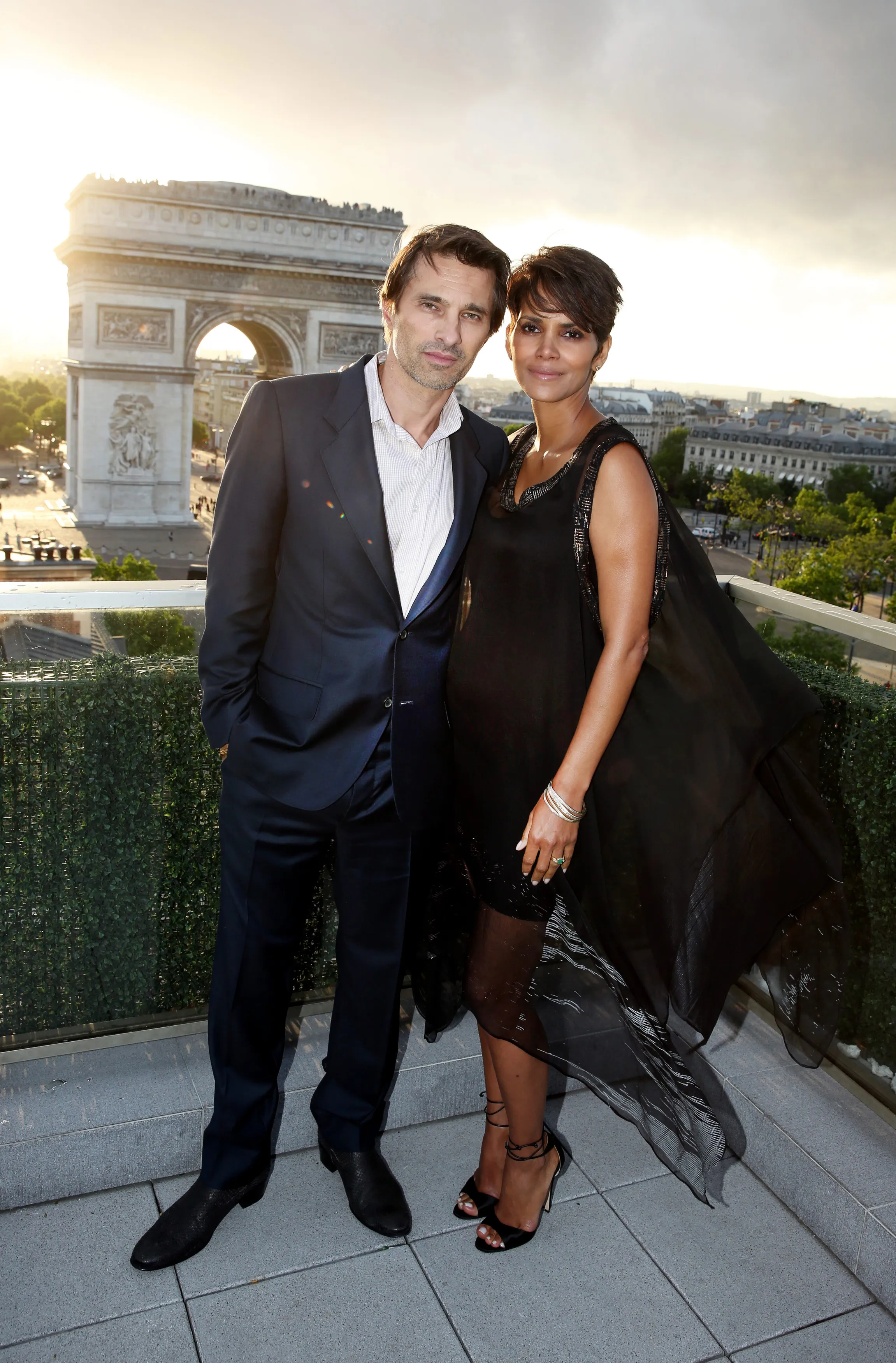 Halle Berry and Olivier Martinez posing together with the Arc de Triomphe in Paris in the background.