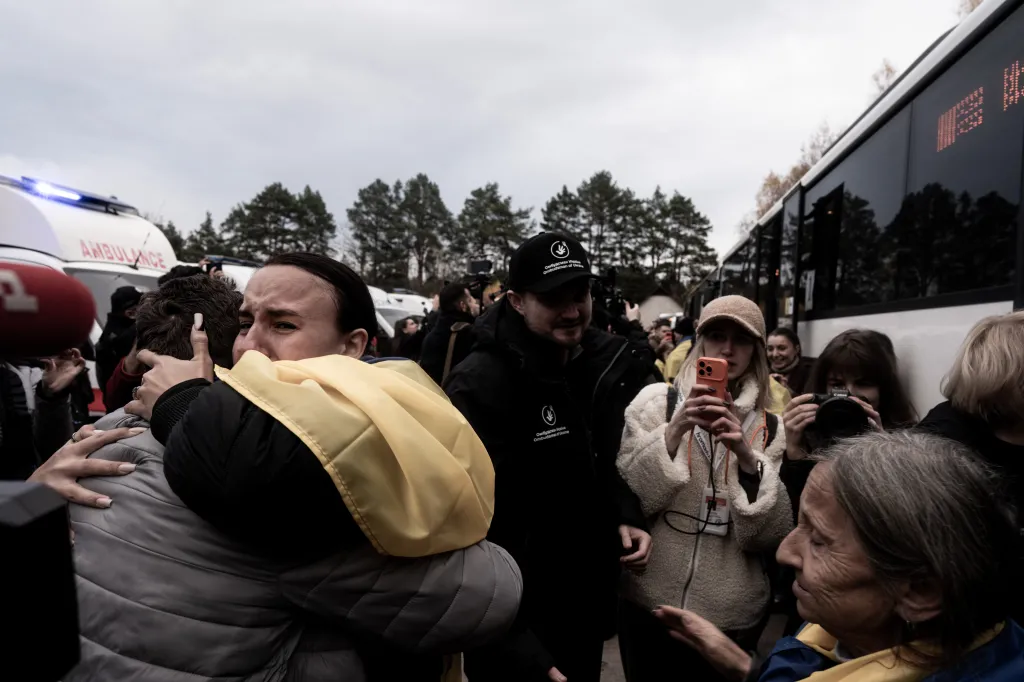 Evacuees from Oleshky arrive at the border between Belarus and Ukraine in Chernihiv Oblast.