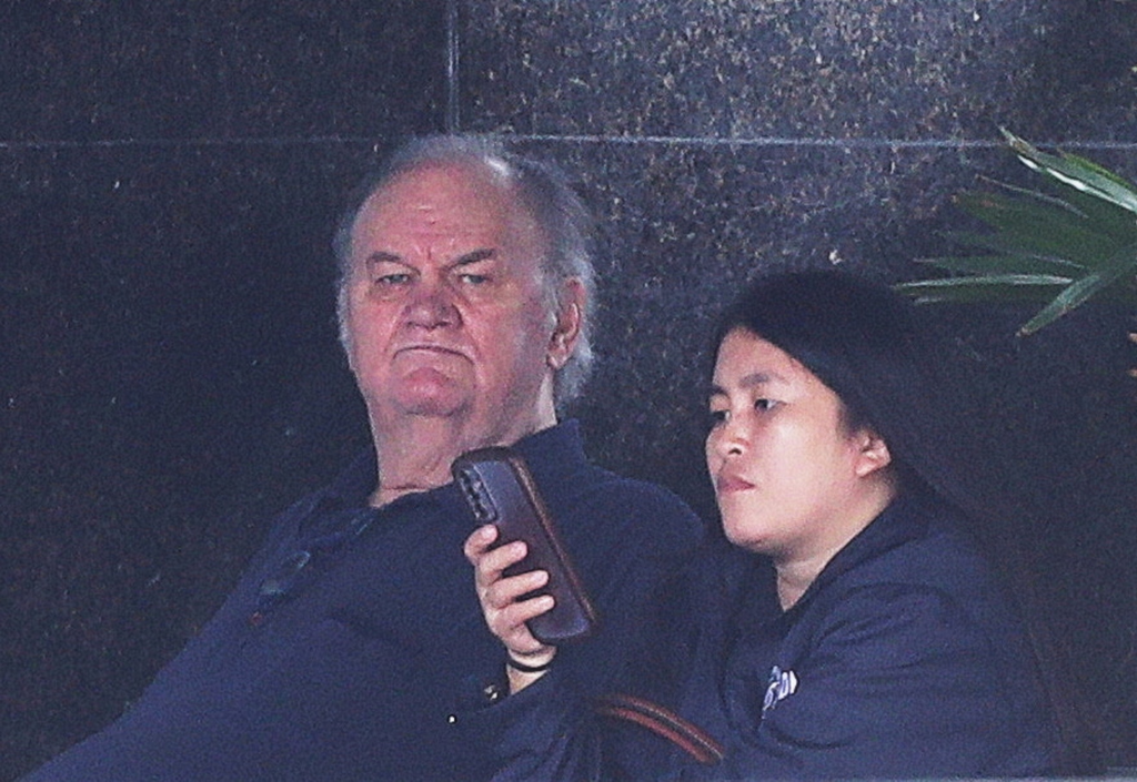 Thomas Markle seated next to a woman in Cebu, Philippines.