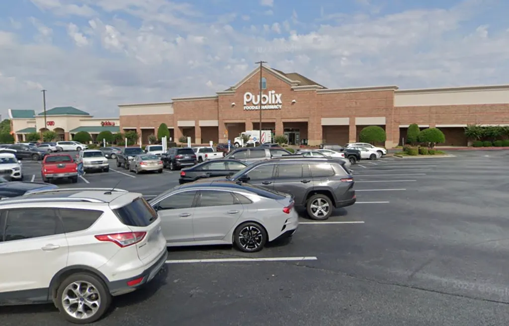 A Publix grocery store parking lot