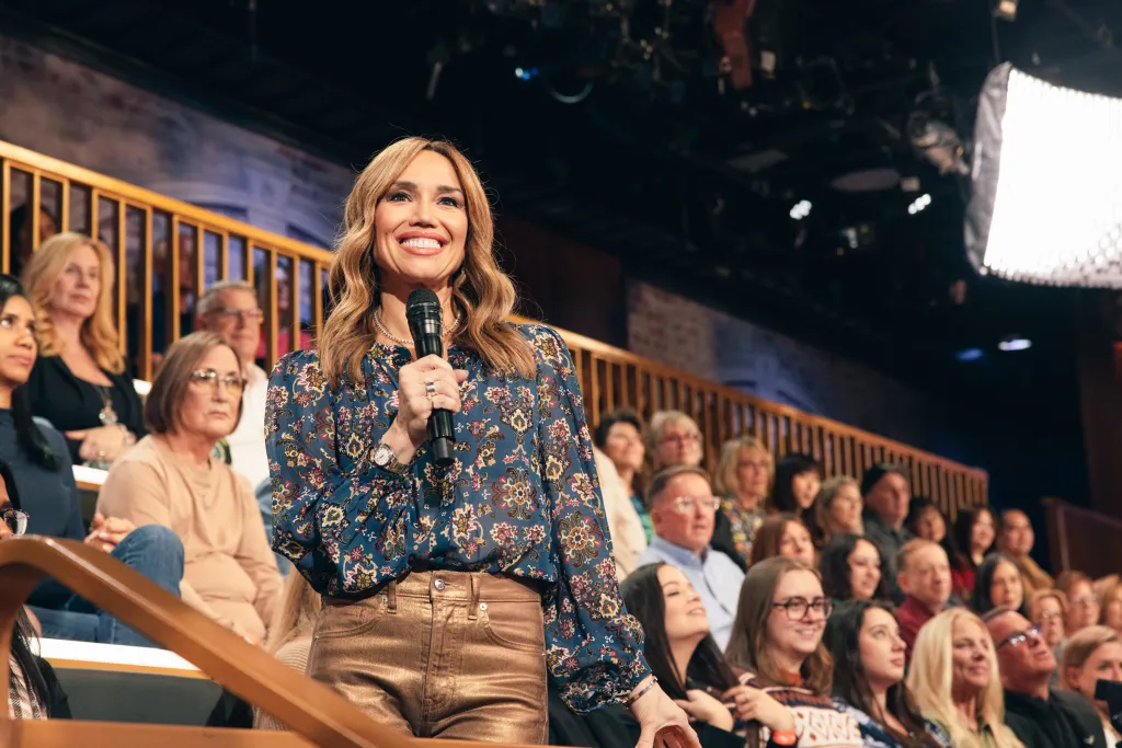 Sara Gore holding a microphone on The Kelly Clarkson Show.