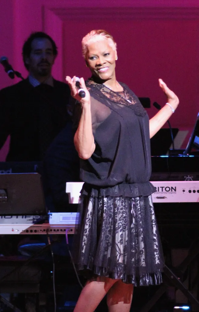 Singer Dionne Warwick performs on stage.