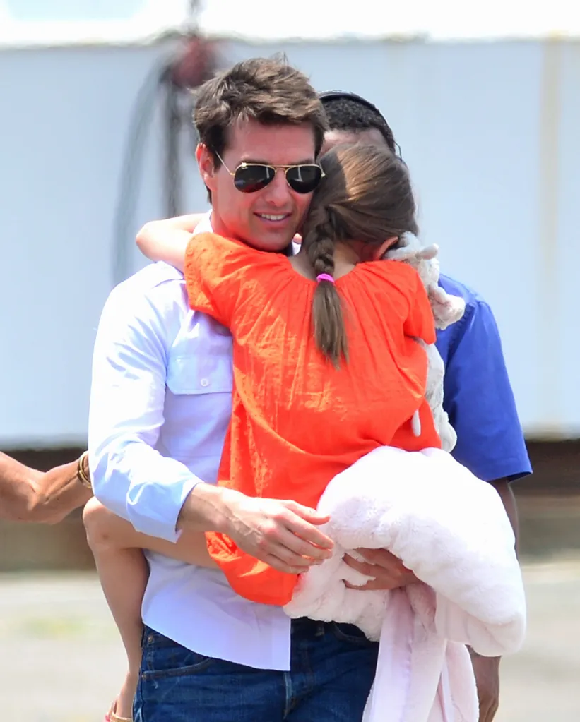 Tom Cruise holding his daughter Suri Cruise.