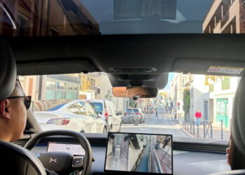 Self-driving cars take on Paris’ chaotic Arc de Triomphe roundabout