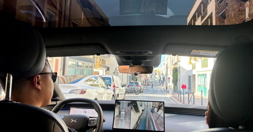 Self-driving cars take on Paris’ chaotic Arc de Triomphe roundabout