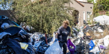 L.A.’s notorious ‘trash house’ is overflowing again. Angry neighbors slam city inaction