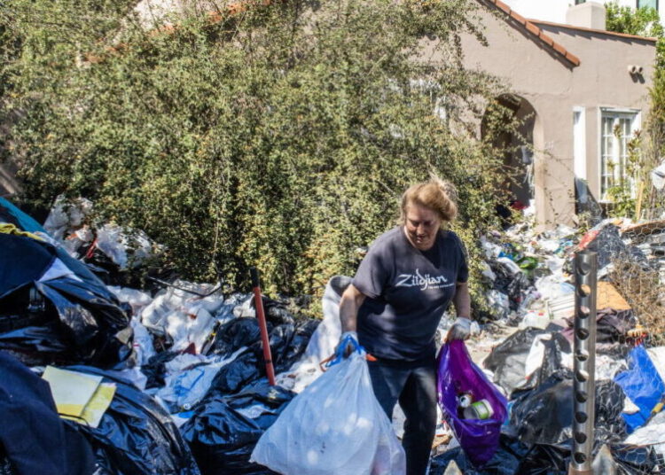 L.A.’s notorious ‘trash house’ is overflowing again. Angry neighbors slam city inaction