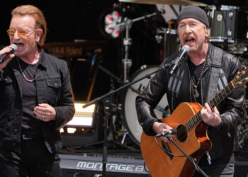 U2 will headline halftime show for Packers-Rams Thanksgiving eve game on Netflix