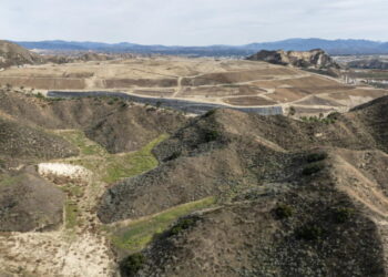Castaic’s Chiquita Canyon landfill blamed for headaches, dizziness and wheezing, says state lawsuit