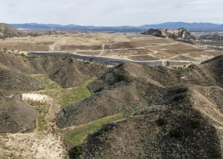 Castaic’s Chiquita Canyon landfill blamed for headaches, dizziness and wheezing, says state lawsuit