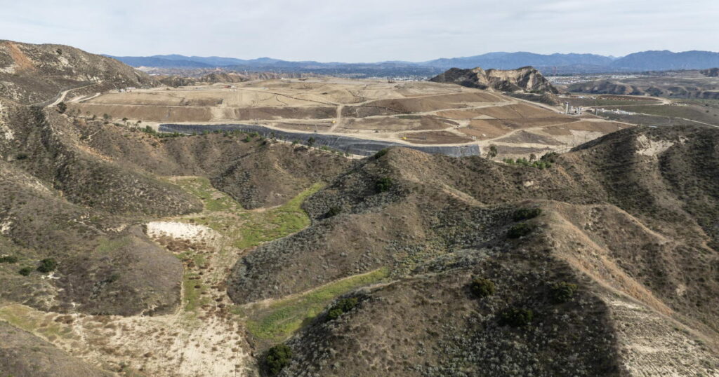 Castaic’s Chiquita Canyon landfill blamed for headaches, dizziness and wheezing, says state lawsuit