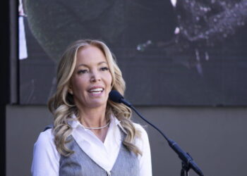 Buss family asks judge to dismiss Jeanie Buss’ petition to block Lakers share sale