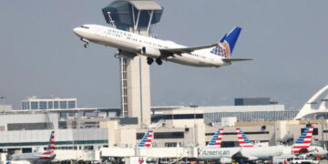 Severe turbulence hits L.A.-bound flight from Hawaii, injuring 4 flight attendants