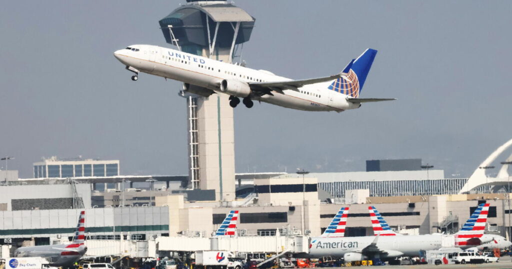 Severe turbulence hits L.A.-bound flight from Hawaii, injuring 4 flight attendants