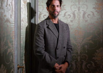 As one charismatic Venezuelan conductor leaves, another arrives: Meet L.A. Opera’s Domingo Hindoyan