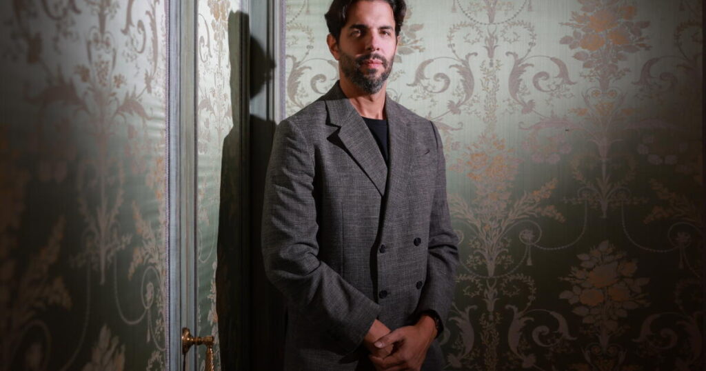 As one charismatic Venezuelan conductor leaves, another arrives: Meet L.A. Opera’s Domingo Hindoyan