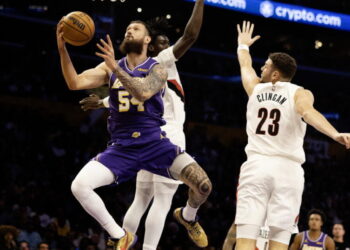 Lakers suffer first loss of season at hands of Trail Blazers