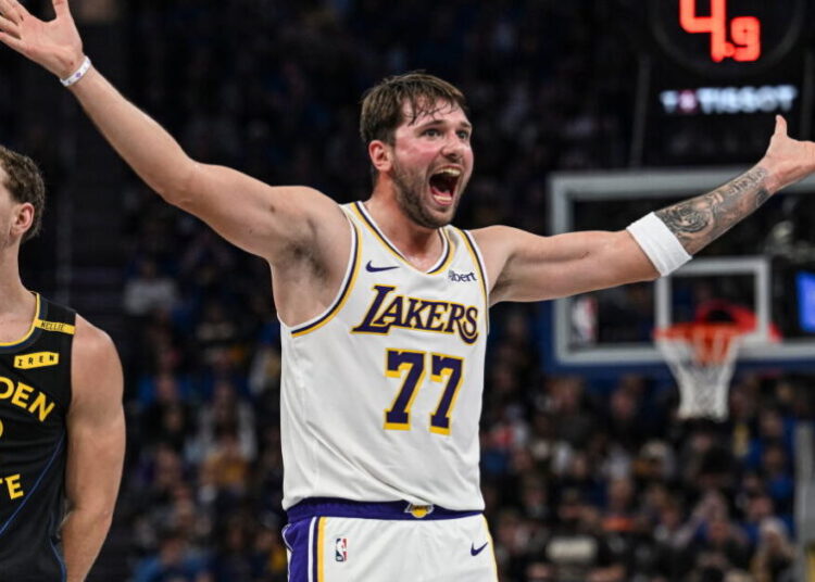 Lakers blow 25-point lead in double-digit loss to Warriors