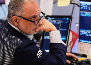 Wall Street rises as AI stocks keep swinging