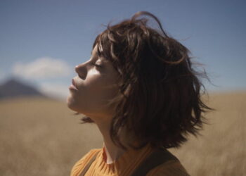 Jenna Ortega plays a sad robot in the shamelessly programmatic ‘Klara and the Sun’