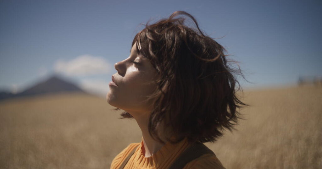Jenna Ortega plays a sad robot in the shamelessly programmatic ‘Klara and the Sun’