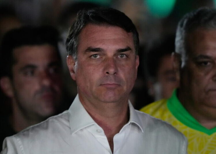 Brazil’s Flávio Bolsonaro leaves Brazil for the United States, according to media reports