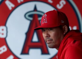 Angels fire manager Kurt Suzuki after losing 100 games in his sole season
