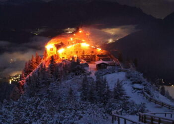 A fire devastates the Eagle’s Nest retreat built for Hitler in Germany. A suspect is detained