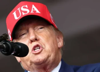 ‘Very bad look’: Ambassador up in arms as Trump keeps sending adversary ‘kisses’