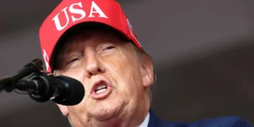 ‘Very bad look’: Ambassador up in arms as Trump keeps sending adversary ‘kisses’