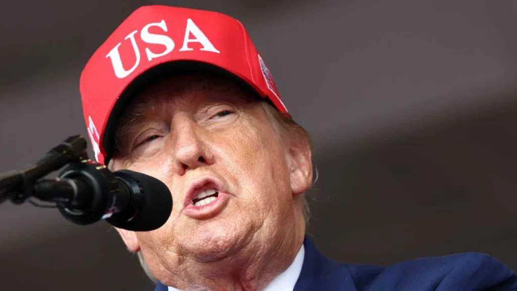 ‘Very bad look’: Ambassador up in arms as Trump keeps sending adversary ‘kisses’