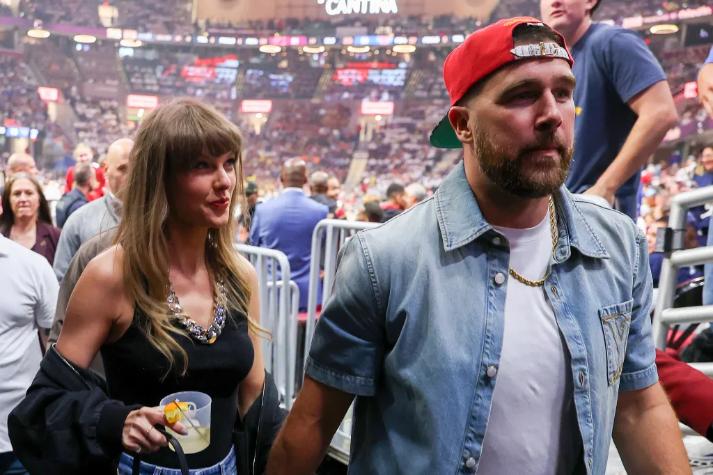 Taylor Swift and Travis Kelce attend a basketball game.