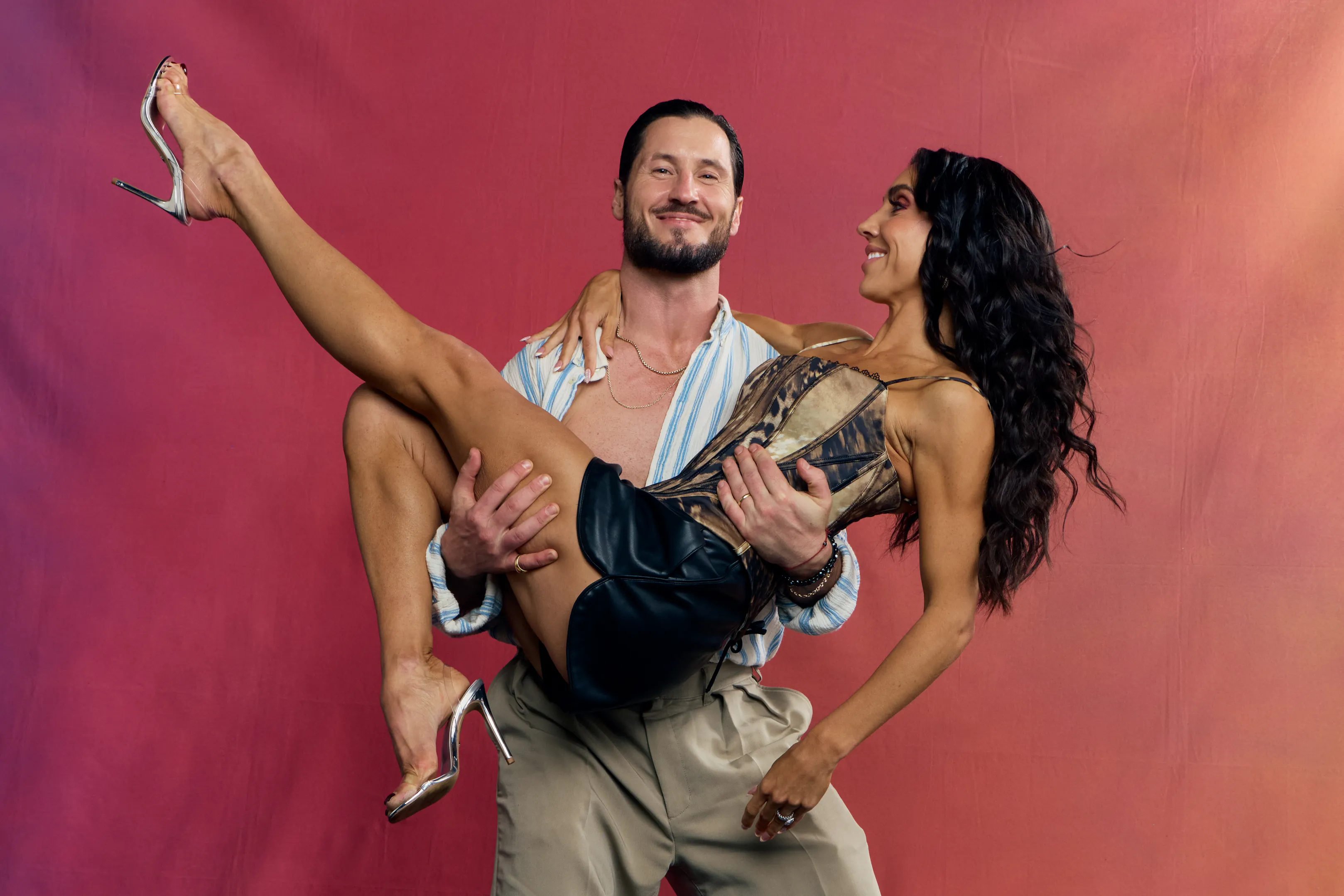 Valentin Chmerkovskiy holding Jenna Johnson in his arms.