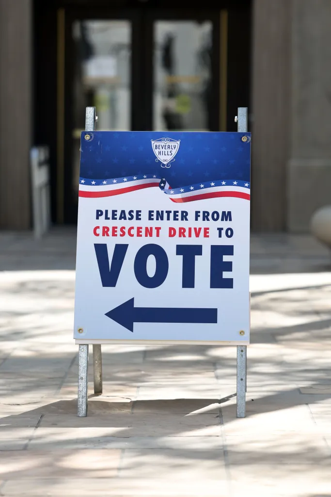A sign directing voters to enter from Crescent Drive.