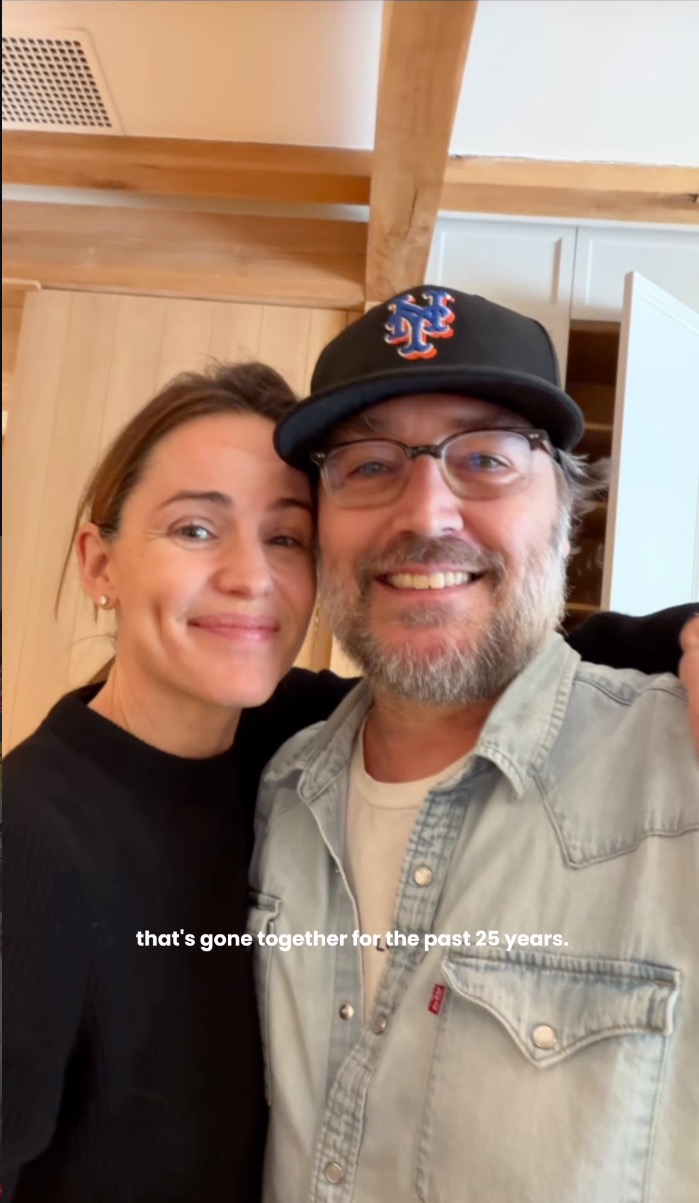 Jennifer Garner posing in a friendly selfie with ex Michael Vartan.