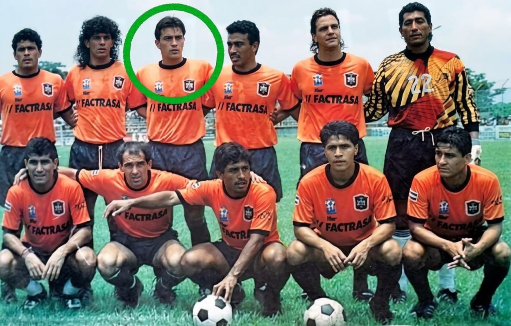 Héctor Alejandro Rosales Bonilla circled in a photo of the Club Deportivo Águila soccer team.