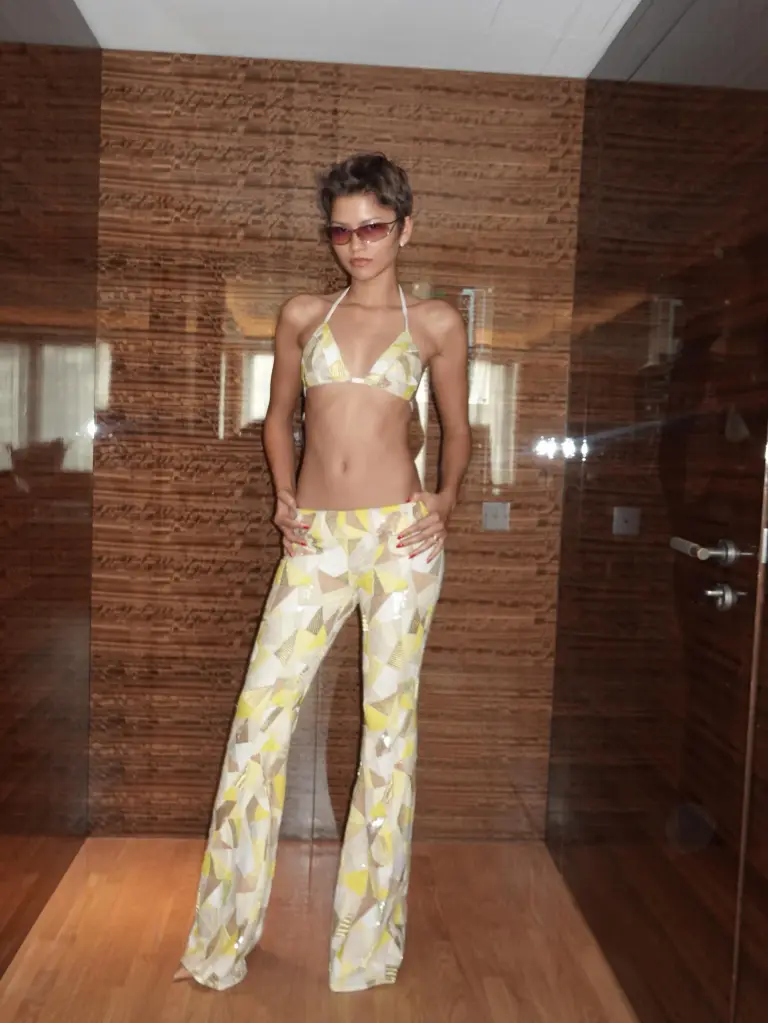Zendaya channels Halle Berry's iconic 'X-Men' premiere look.